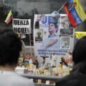 Altar improvisado frente a la Fundación Santa Fe, en Bogotá, en la que estaba hospitalizado el senador colombiano Miguel Uribe Turbay / Foto: EFE