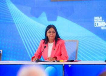 Delcy Rodríguez aseguró que el gobierno solo está "pendiente" de los barcos con crudo que salen de los puertos