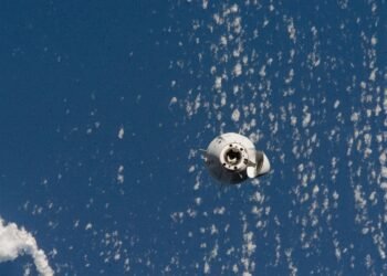 Los cuatro astronautas de la Crew-10 inician regreso a la Tierra tras desacople de la EEI
