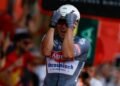 Philipsen cumple el pronóstico y estrena el maillot rojo en la Vuelta a España