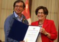 Alcalde de Lima propone retirar la medalla de la ciudad a Petro tras reclamar territorio