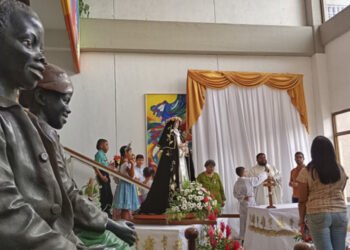 Imagen de Santa Rosa de Lima visitó el Ateneo de Carúpano como parte de la programación por la feria