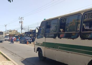 Usuarios: La mayoría de los transportistas cobran Bs 30 en vez de Bs 25
