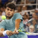Alcaraz y Sinner avanzan a cuartos; Sabalenka aparta a Bouzas en otra jornada de lluvia