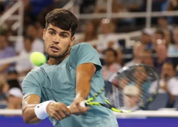 Alcaraz y Sinner avanzan a cuartos; Sabalenka aparta a Bouzas en otra jornada de lluvia