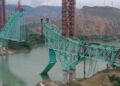 Derrumbe de puente ferroviario en construcción en China deja al menos 12 muertos