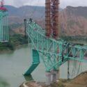 Derrumbe de puente ferroviario en construcción en China deja al menos 12 muertos