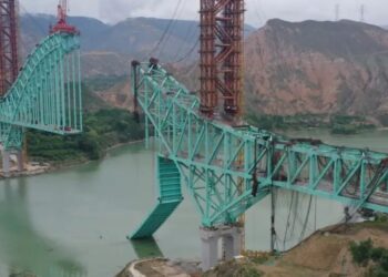 Derrumbe de puente ferroviario en construcción en China deja al menos 12 muertos