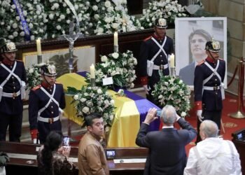 Colombia despide a Miguel Uribe Turbay en una Plaza de Bolívar silenciada por el luto