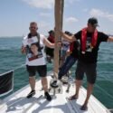 Familiares de rehenes en Gaza lanzan al mar flotadores amarillos para pedir su liberación