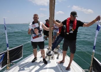 Familiares de rehenes en Gaza lanzan al mar flotadores amarillos para pedir su liberación