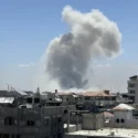 Israel mata a 17 palestinos, incluidos 6 niños, en tiendas de campaña en Jan Yunis