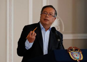 Petro dice que la "guerra" entre el ELN y disidencia de las FARC "se extiende" a Venezuela