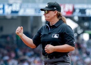 Jen Pawol se convierte en la primera árbitra de la historia de las Grandes Ligas