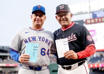 Carlos Mendoza ganó la primera batalla entre mánagers venezolanos en MLB