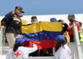 Un grupo de 200 migrantes llega a Venezuela en un avión estadounidense procedente de Texas