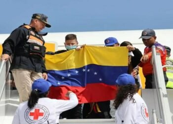 Un grupo de 200 migrantes llega a Venezuela en un avión estadounidense procedente de Texas