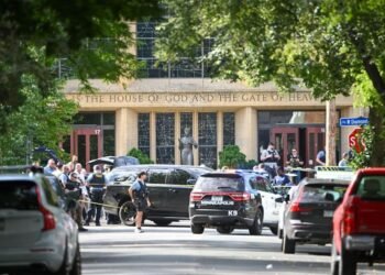 Dos niños muertos y 17 heridos en el tiroteo en una escuela católica en Minneapolis