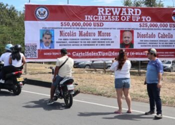 Valla con recompensa por Maduro y Cabello aparece en la frontera de Colombia con Venezuela