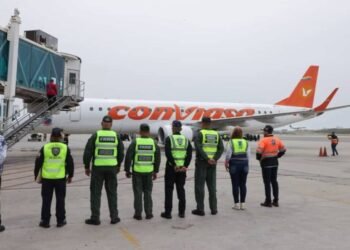Un grupo de 207 migrantes llega a Venezuela en un vuelo de deportación procedente de Texas