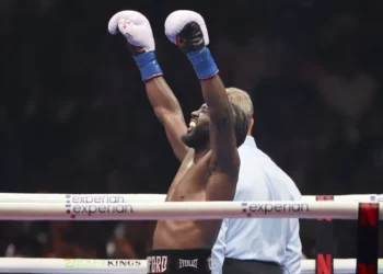 Crawford derrota a ‘Canelo’ Álvarez por unánimidad y le arrebata sus títulos mundiales de boxeo