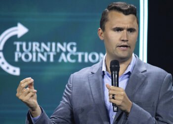 Charlie Kirk fue trasladado a un hospital y se encuentra en estado crítico tras recibir un disparo