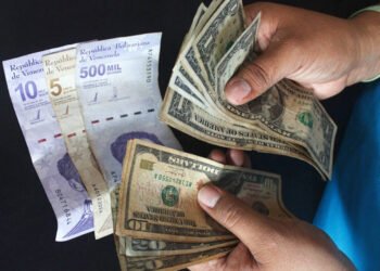 Guerra: El bolívar ha sufrido una "agresiva depreciación" de 370% en un año