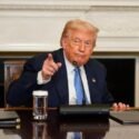 Trump dice que desplegó submarinos nucleares frente a Rusia porque "nos amenazó un poco"
