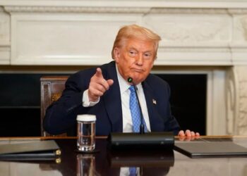 Trump dice que desplegó submarinos nucleares frente a Rusia porque "nos amenazó un poco"