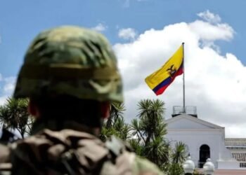 Detienen a peruanos y venezolanos en un operativo contra minería ilegal en Ecuador