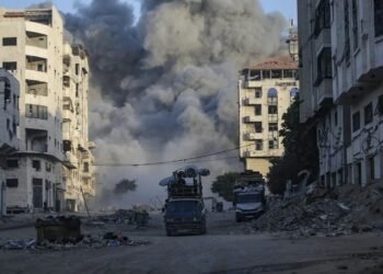 Unos cincuenta gazatíes murieron por nuevos ataques israelíes, según Sanidad