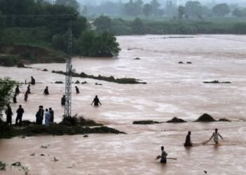 Pakistán inunda 51 aldeas para salvar una ciudad de medio millón tras la crecida de ríos
