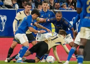 El Barcelona remonta en Oviedo para seguir a dos puntos del Real Madrid