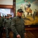 Titular de Defensa venezolano advierte que lucharán si EEUU "pone un pie" en su territorio