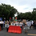 Cientos de puertorriqueños protestan contra las maniobras militares de EEUU en la isla
