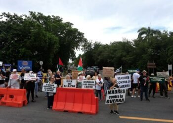 Cientos de puertorriqueños protestan contra las maniobras militares de EEUU en la isla
