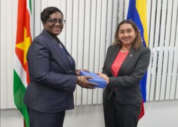 Surinam y Venezuela reforzarán sus relaciones en petróleo, educación y finanzas