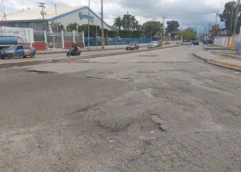 Conductores exigen reparación de la Av. Raúl Leoni de Barcelona