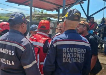 Bomberos trabajan en el rescate de 14 cuerpos tras inundación en una mina en Bolívar