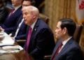 Trump dice que Maduro le ha ofrecido "de todo" porque no quiere "meterse" con EE.UU.