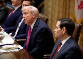 Trump dice que Maduro le ha ofrecido "de todo" porque no quiere "meterse" con EE.UU.