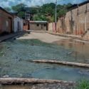 Voz Comunitaria | Vecinos denuncian que la población de Guaca se hunde en las aguas servidas por falta de una bomba