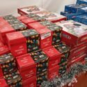 Barceloneses comparan precios para "montar" la Navidad en sus hogares