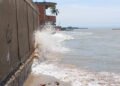 En el sector Santa Rosa de Lechería sufren las consecuencias del mar de fondo