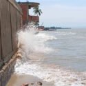 En el sector Santa Rosa de Lechería sufren las consecuencias del mar de fondo
