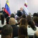 Ministerio de Educación comienza debates sobre el "impacto" de las tareas escolares
