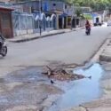 Vecinos de la calle Calvario de Carúpano anuncian bote de agua potable que amenaza con hundir la vía