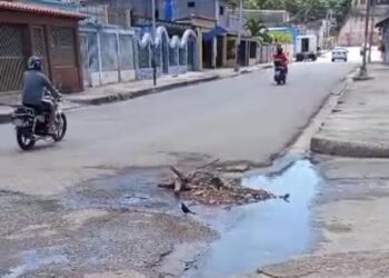 Vecinos de la calle Calvario de Carúpano anuncian bote de agua potable que amenaza con hundir la vía