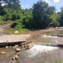 Voz Comunitaria | En Las Lajas claman por la construcción de un puente y la rehabilitación de un colegio