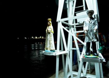 Instalan imágenes de José Gregorio Hernández y la Virgen del Valle en la Piedra del Medio del Orinoco